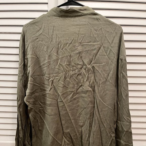 Sage green linen button down shirt, flowy and flattering - Picture 4 of 4